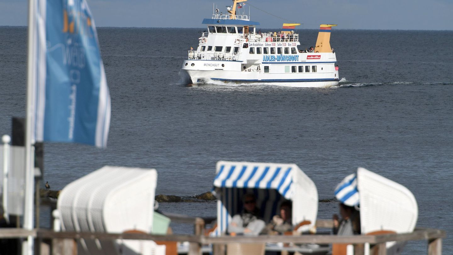 Nach einem Brand an Bord ist das Fahrgastschiff "Mönchgut" vorläufig stillgelegt und zu einer Werft gebracht worden. (Archivbild