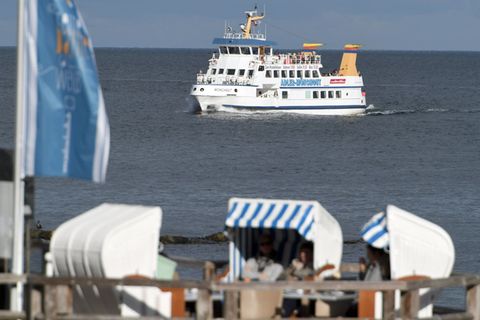 Nach einem Brand an Bord ist das Fahrgastschiff "Mönchgut" vorläufig stillgelegt und zu einer Werft gebracht worden. (Archivbild