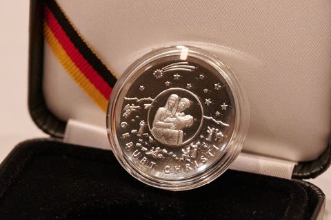 Die Bundesregierung gibt regelmäßig neue Sammlermünzen aus. (Archivbild) Foto: Annette Riedl/dpa