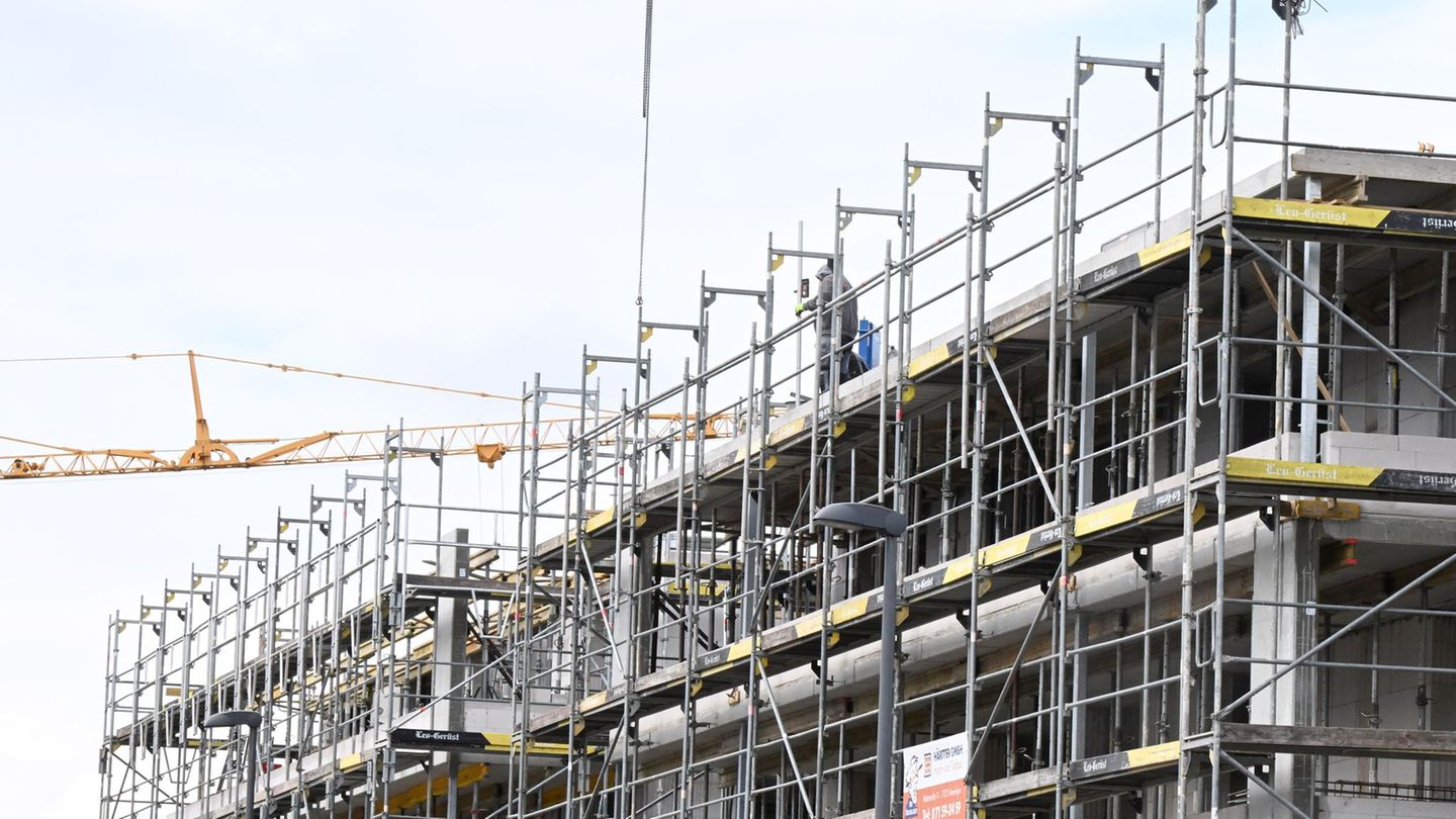 Die Wirtschaftsleistung im Baugewerbe Nordrhein-Westfalens ist im vergangenen Jahr preisbereinigt gesunken, und zwar um 2,0 Proz