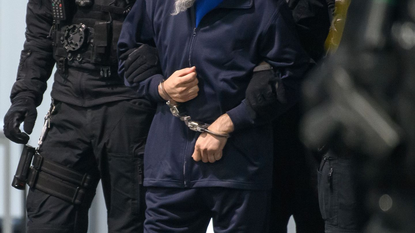 Justizbeamte führen den Angeklagten Taleb al-Abdulmohsen am 26. Verhandlungstag in den Gerichtssaal des Landgerichts Magdeburg.