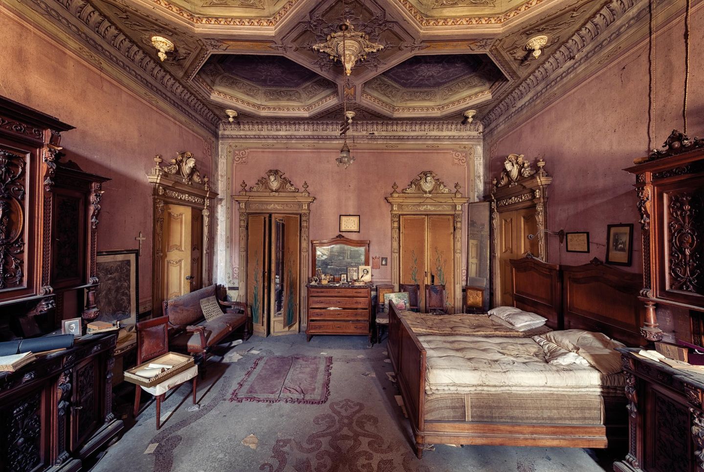 In diesem Palazzo in der italienischen Provinz Pavia ließen die ehemaligen Bewohner persönliche Gegenstände und Fotos ebenso zurück wie die Inneneinrichtung. Das einsturzgefährdete Gebäude wird auch „Villa Alchimista“ genannt.