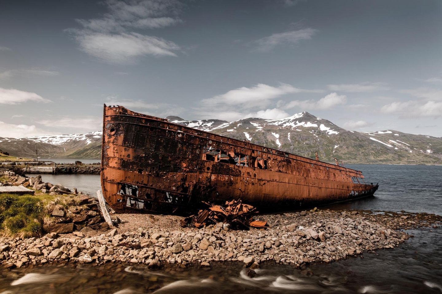 Von der „MS Sudurland“ ist nur noch ein Wrack übrig, das vor der verlassenen Heringsfabrik von Djupavik in Island liegt. Früher diente es den Arbeitern als Unterkunft.