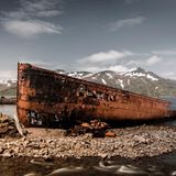 Von der „MS Sudurland“ ist nur noch ein Wrack übrig, das vor der verlassenen Heringsfabrik von Djupavik in Island liegt. Früher diente es den Arbeitern als Unterkunft.