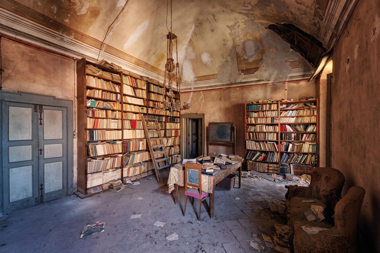 In einer Villa im italienischen Piemont, deren Ursprünge ins 16. Jahrhundert zurückreichen, ist die Bibliothek weitgehend erhalten geblieben. Ein Großteil der Bücher konnte gerettet werden.