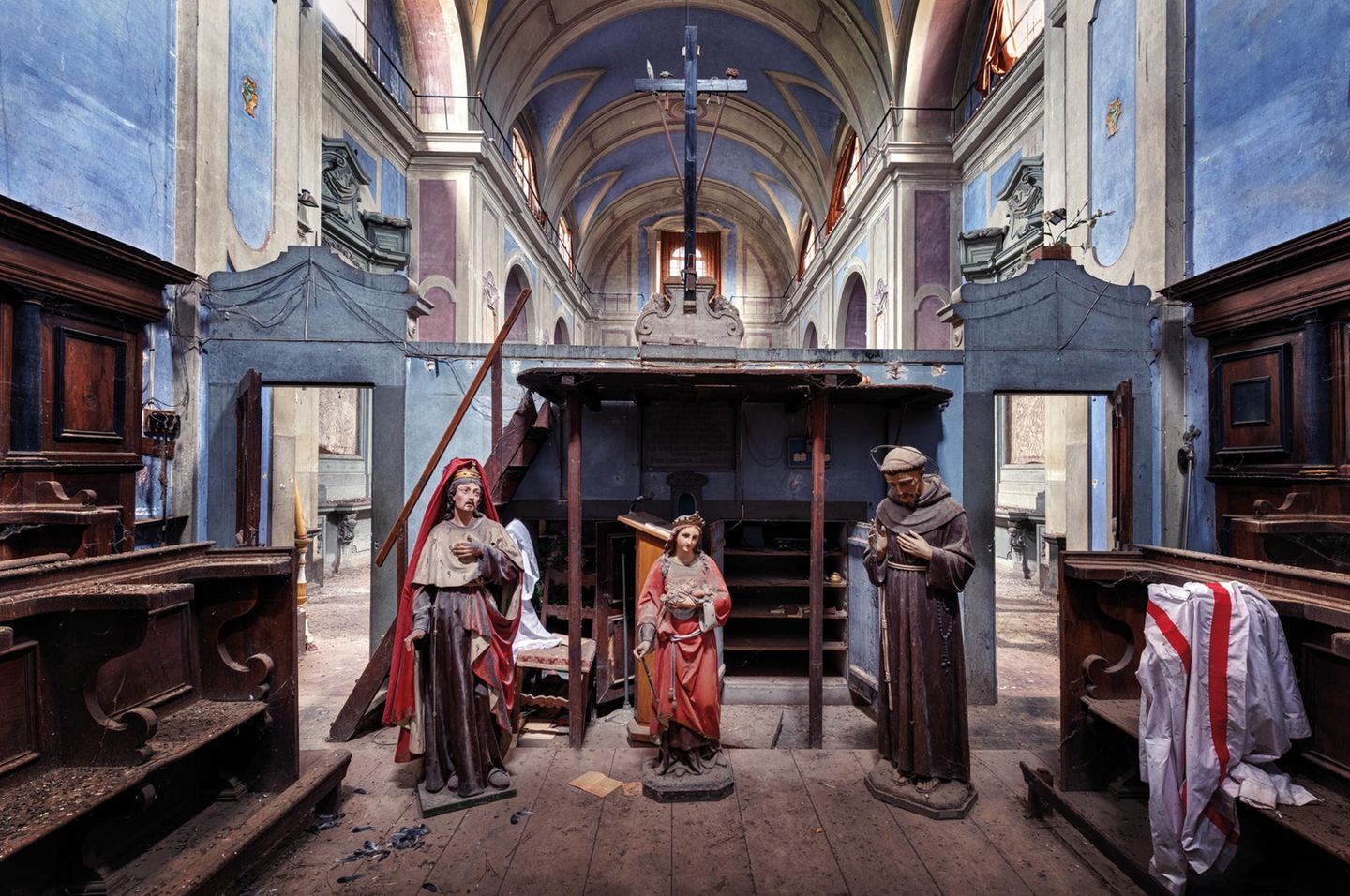 Nicht so die Einrichtung eines alten Franziskanerklosters: Die hier abgebildeten Figuren und viele andere Reliquien wurden mittlerweile gestohlen. Um die Lost Places vor Vandalismus zu schützen, verzichtet Annie Bertram auf genaue Ortsangaben.