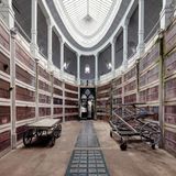 Dieses ovale Mausoleum in Portugal erstreckt sich über drei Ebenen, eine davon unterirdisch. Durch ein Oberlicht wirkt der Raum überraschend hell. In den Wandnischen befinden sich die Urnen jener Menschen, die sich kein klassisches Begräbnis leisten konnten.