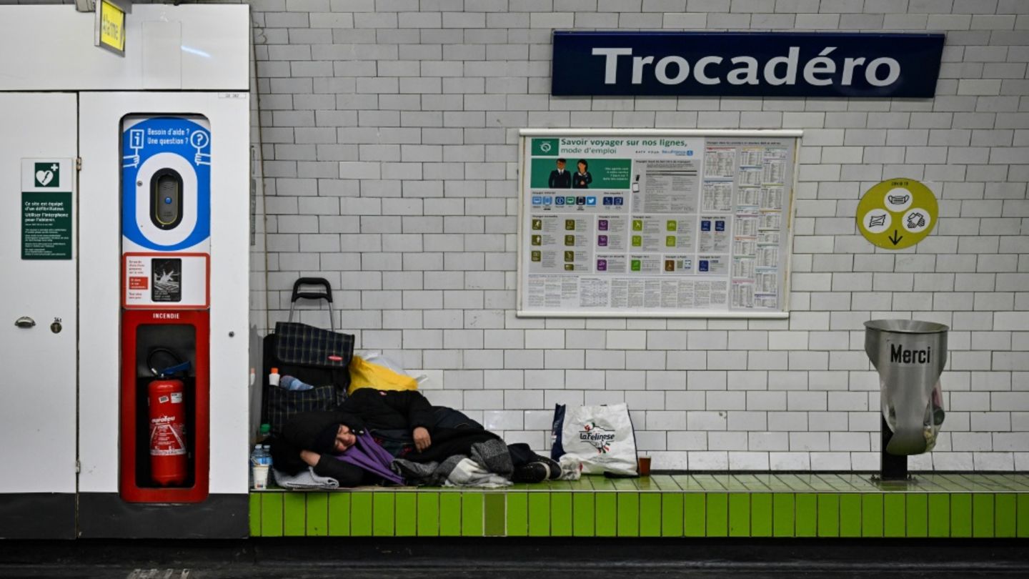 Obdachlose Frau in Metrostation