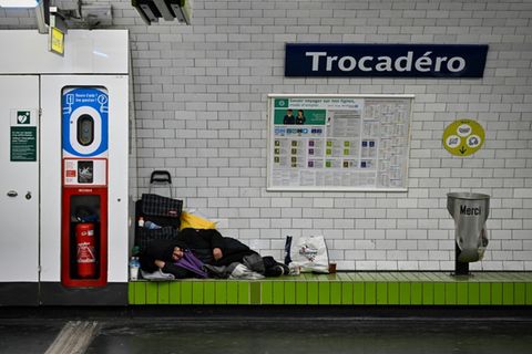 Obdachlose Frau in Metrostation