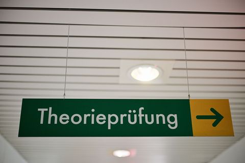 Im vergangenen Jahr wurden in Rheinland-Pfalz 159 Betrugsversuche bei der theoretischen Führerscheinprüfung aufgedeckt. (Symbolb