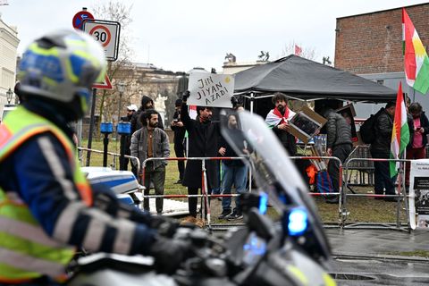 Aus Anlass des Berlin-Besuchs des syrischen Übergangspräsidenten Ahmed al-Scharaa gab es Proteste. Foto: Elisa Schu/dpa