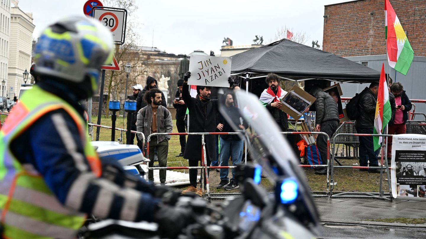 Aus Anlass des Berlin-Besuchs des syrischen Übergangspräsidenten Ahmed al-Scharaa gab es Proteste. Foto: Elisa Schu/dpa