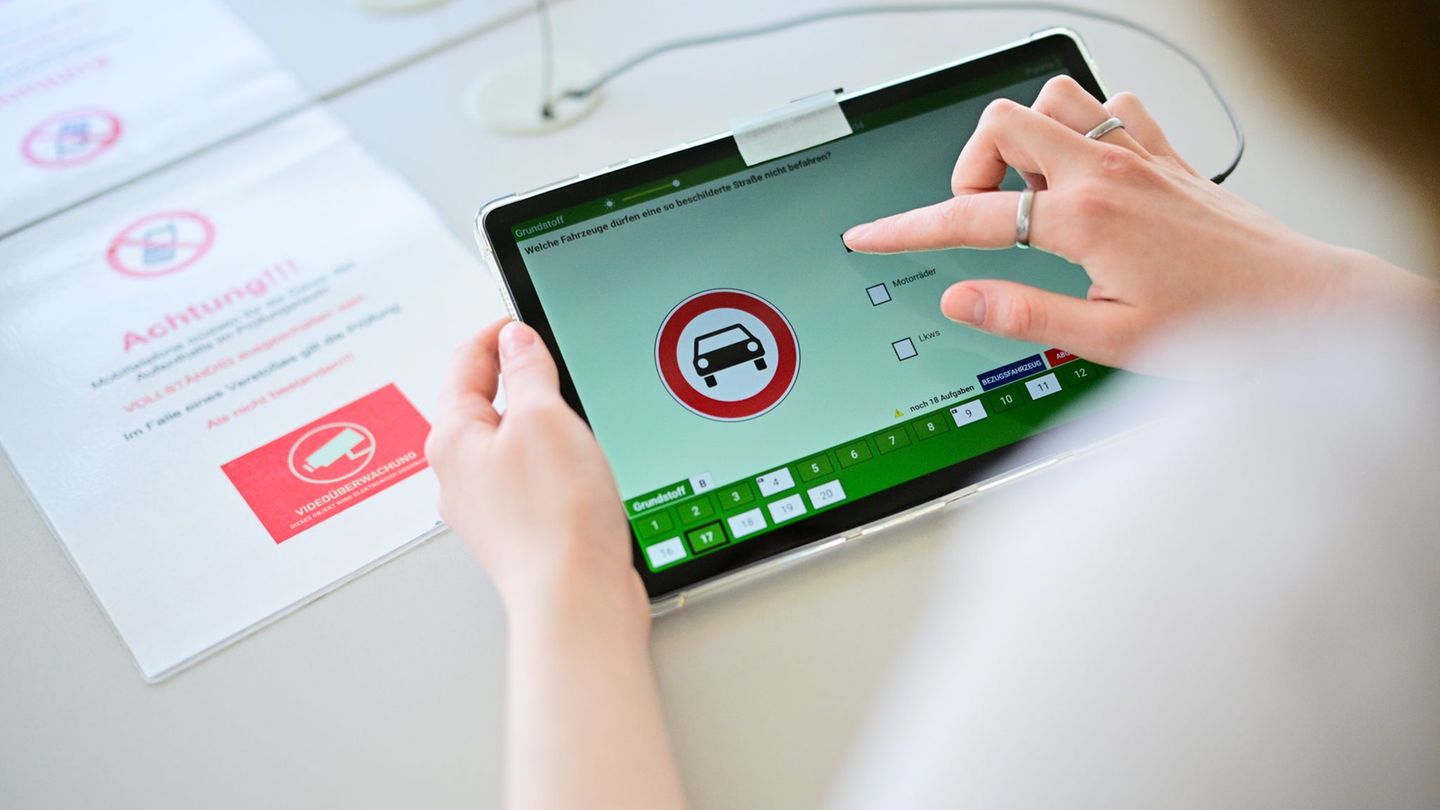 Oft kommen bei Täuschungsversuchen Gadgets wie etwa Mini-Kameras oder kleine Ohrhörer zum Einsatz. (Symbolbild) Foto: Sebastian