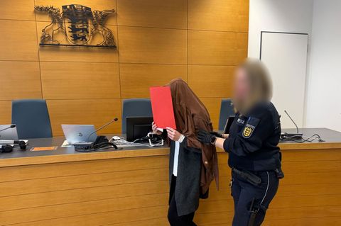 Eine Frau hat sich jahrelang als Lehrerin in Heidelberg und Homburg ausgegeben. Jetzt wurde sie in Heidelberg verurteilt. (Archi