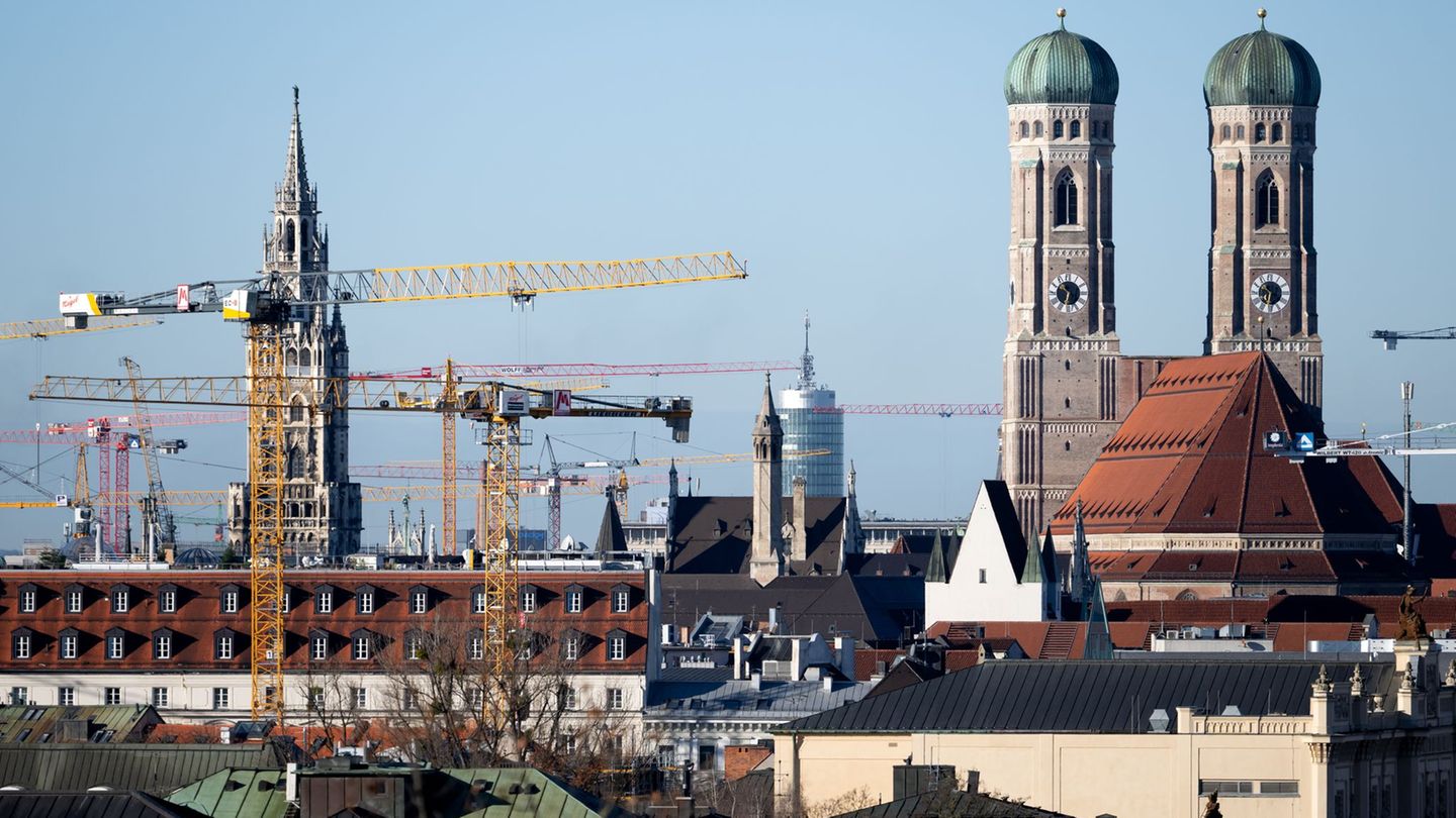 Wirtschaftsschwäche: Bayerns BIP 2025 minimal gewachsen - Industrie schrumpft