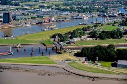 Am Borkumkai unweit der Getreidesilos (oben links) sollen die Kreuzfahrtschiffe künftig festmachen. (Archivbild) Foto: Hauke-Chr