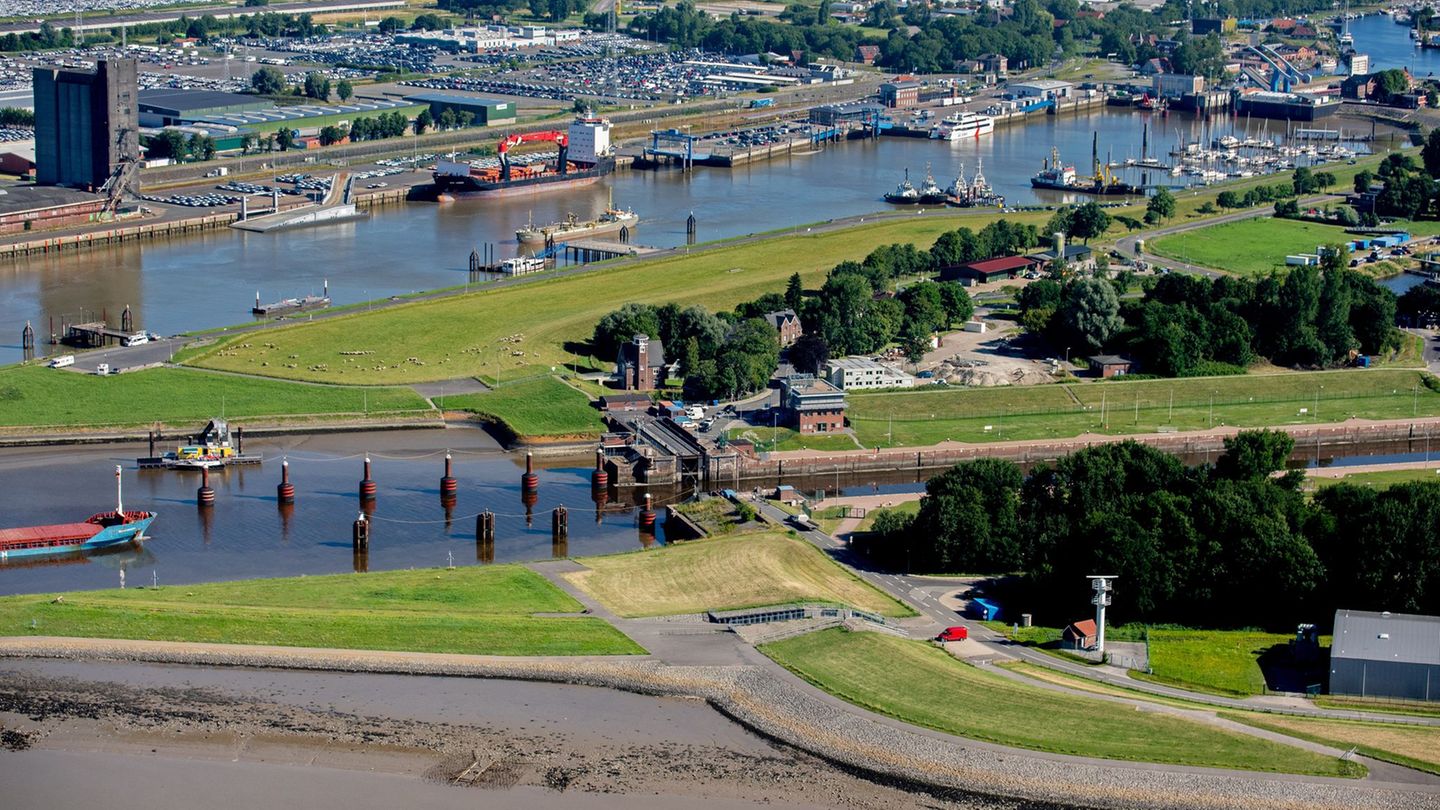 Am Borkumkai unweit der Getreidesilos (oben links) sollen die Kreuzfahrtschiffe künftig festmachen. (Archivbild) Foto: Hauke-Chr