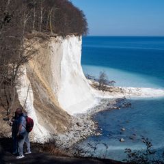 Die beiden Wanderer blieben im Kreideschlamm am Strand unterhalb der Felsen stecken. (Symbolbild) Foto: Stefan Sauer/dpa