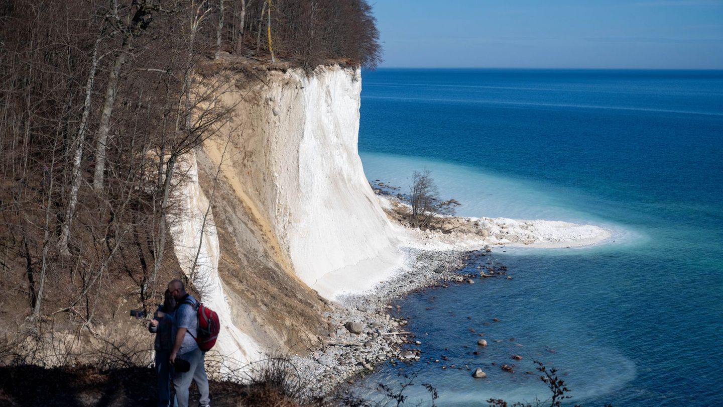 Die beiden Wanderer blieben im Kreideschlamm am Strand unterhalb der Felsen stecken. (Symbolbild) Foto: Stefan Sauer/dpa