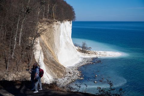 Die beiden Wanderer blieben im Kreideschlamm am Strand unterhalb der Felsen stecken. (Symbolbild) Foto: Stefan Sauer/dpa