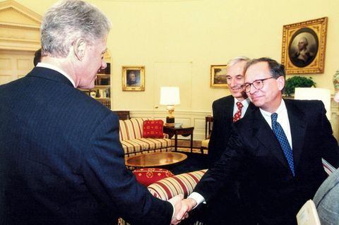 Wolfgang Ischinger und Bill Clinton schütteln Hände