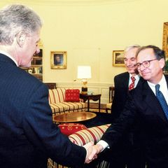 Wolfgang Ischinger und Bill Clinton schütteln Hände