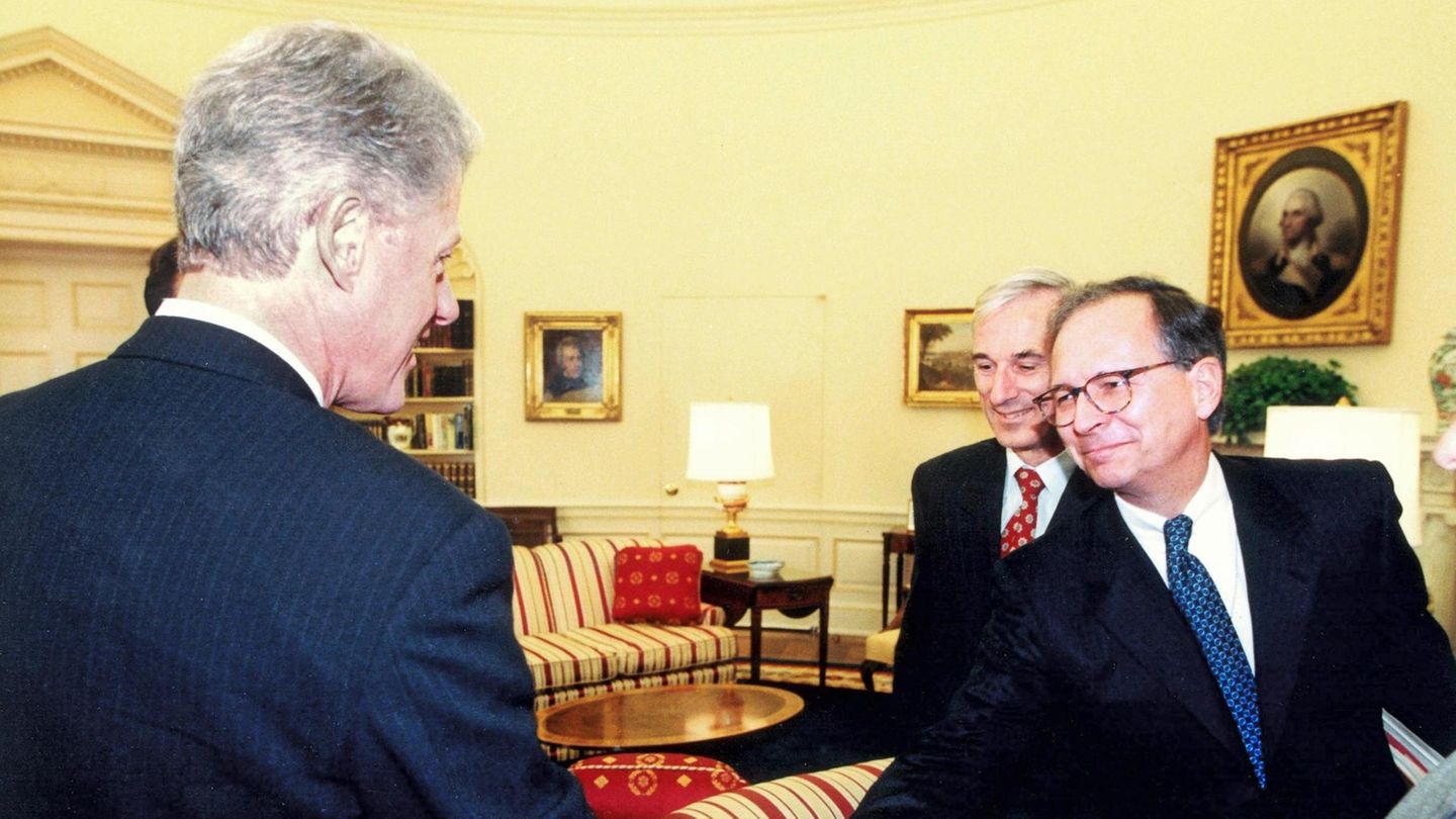 Wolfgang Ischinger und Bill Clinton schütteln Hände