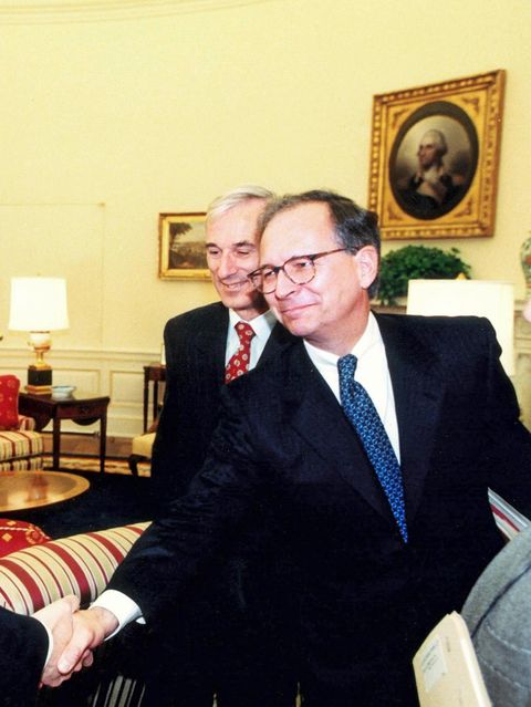 Wolfgang Ischinger und Bill Clinton schütteln Hände