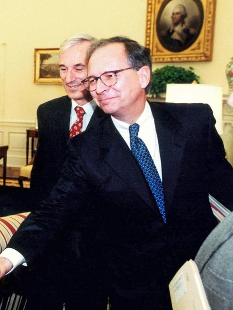 Wolfgang Ischinger und Bill Clinton schütteln Hände