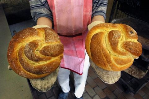 Bäcker hält Osterbrote