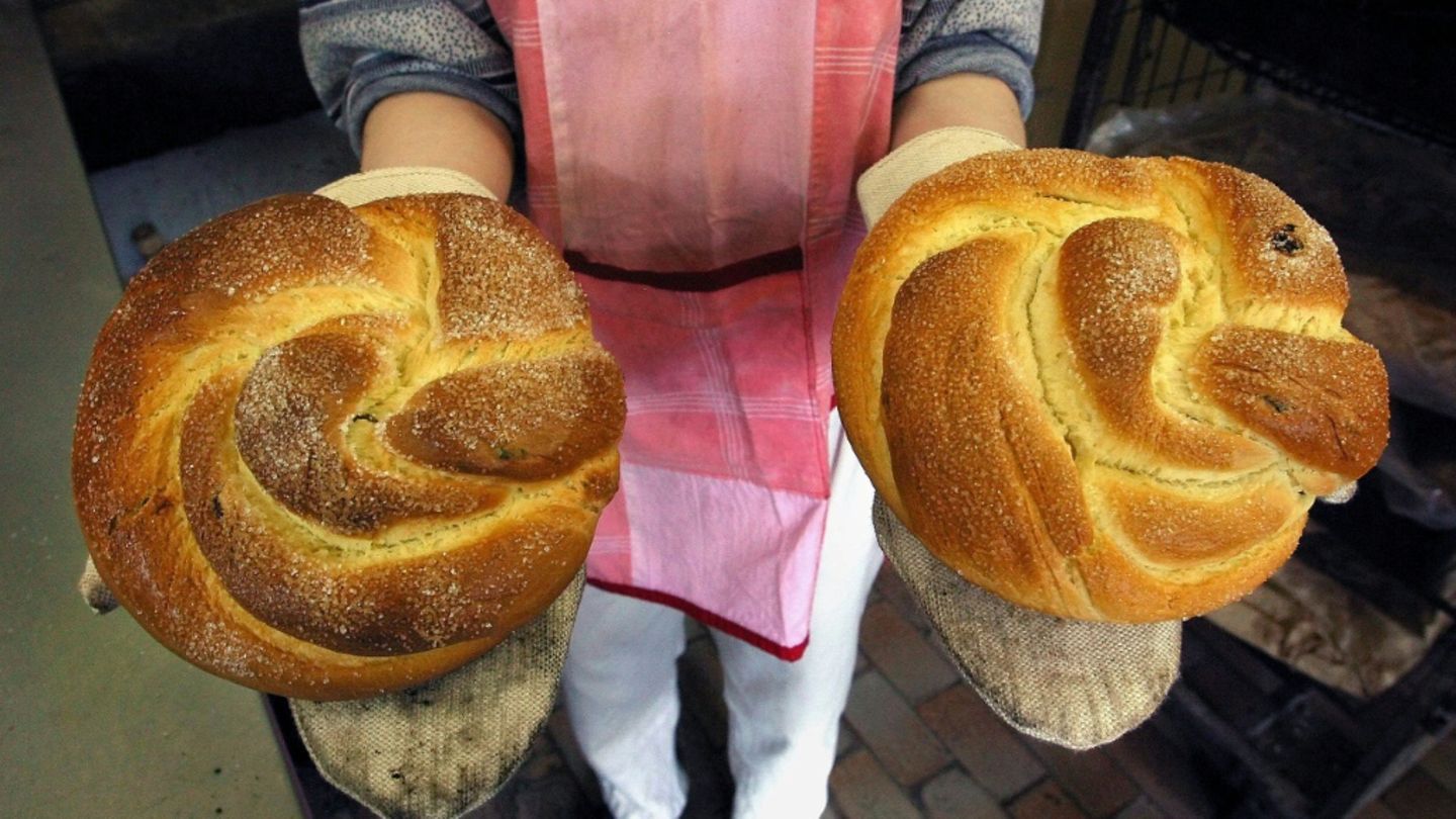 Bäcker hält Osterbrote