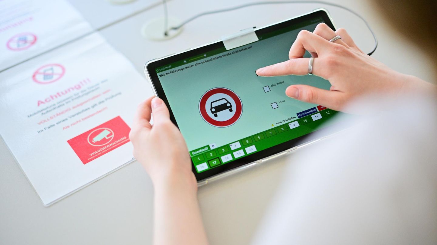 Bei der theoretischen Führerscheinprüfung wird tausendfach geschummelt