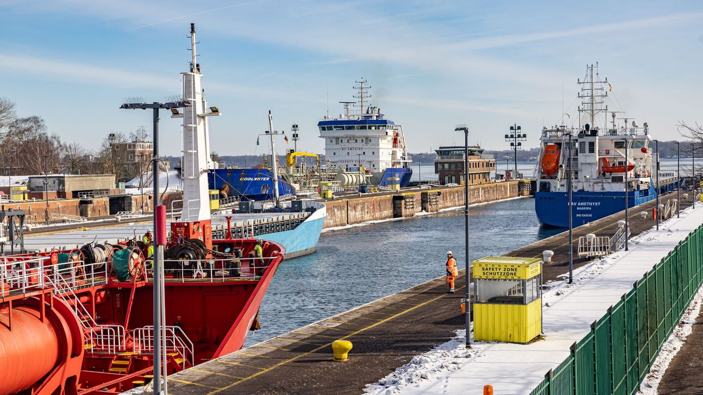 Den Kanal befahren im Moment wieder mehr Schiffe. (Archivbild) Foto: Ulrich Perrey/dpa
