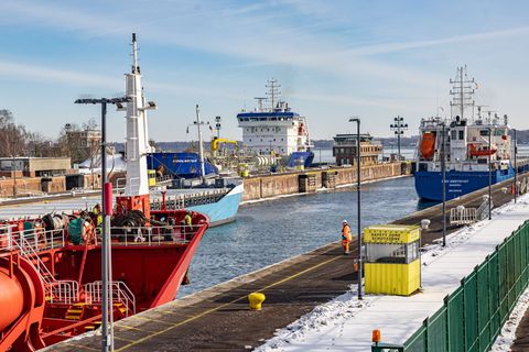 Den Kanal befahren im Moment wieder mehr Schiffe. (Archivbild) Foto: Ulrich Perrey/dpa
