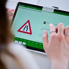 Laut Tüv sind in Mecklenburg-Vorpommern im vergangenen Jahr 23 Täuschungsversuche bei der theoretischen Führerscheinprüfung aufg