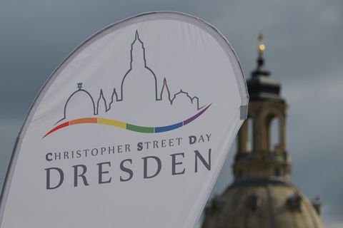Der Christopher Street Day in Dresden darf nicht in Gänze als Versammlung eingestuft werden, sondern nur der Umzug (Archivbild).