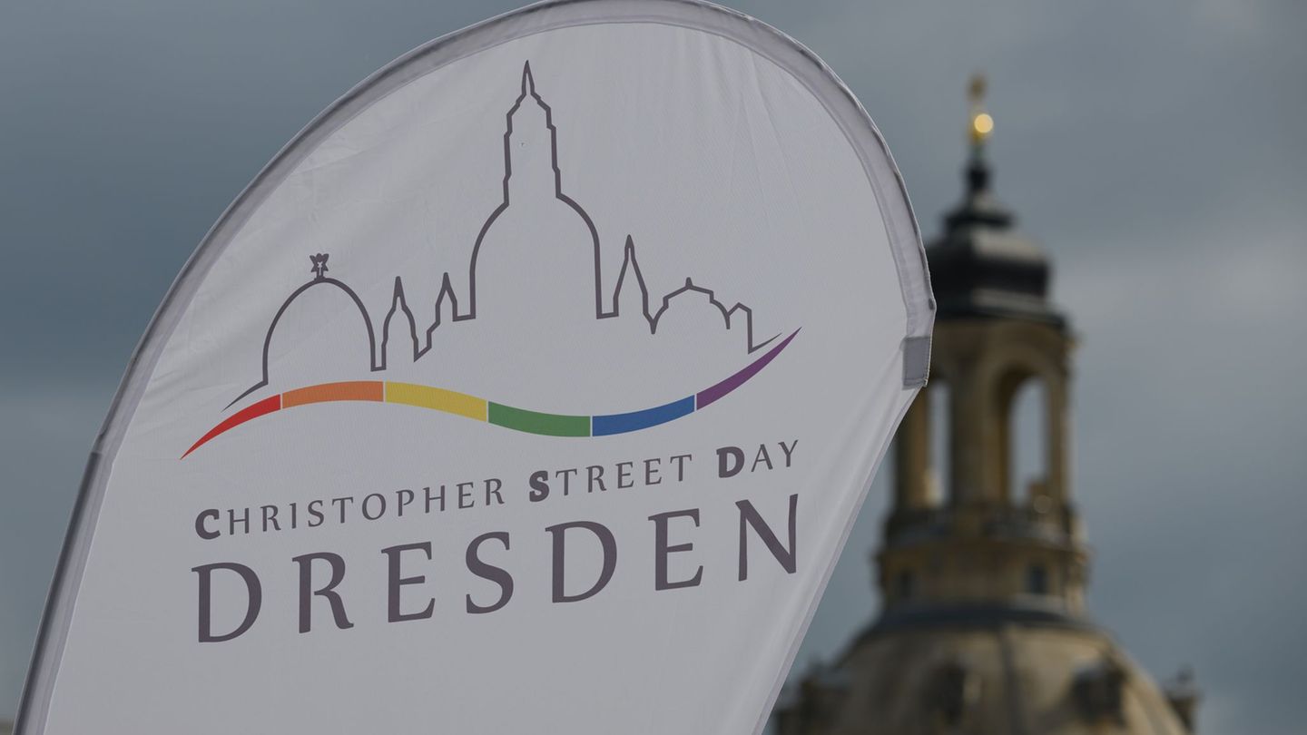 Der Christopher Street Day in Dresden darf nicht in Gänze als Versammlung eingestuft werden, sondern nur der Umzug (Archivbild).