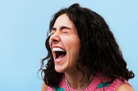 Aprilscherz: Bild einer herzhaft lachenden Frau