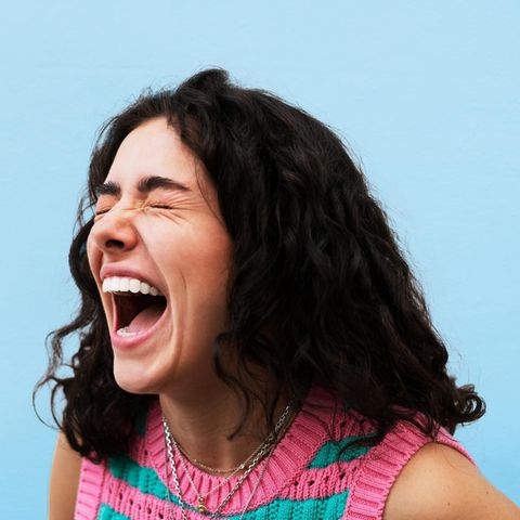 Aprilscherz: Bild einer herzhaft lachenden Frau