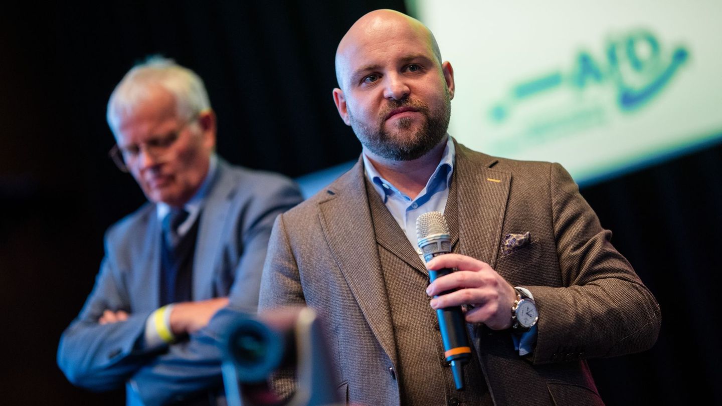 Frohnmaier (r) und Sänze (beide AfD) haben in einer Pressekonferenz über die Pläne der AfD-Fraktion in der neuen Legislatur gesp