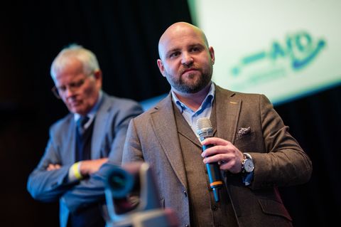 Frohnmaier (r) und Sänze (beide AfD) haben in einer Pressekonferenz über die Pläne der AfD-Fraktion in der neuen Legislatur gesp