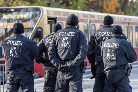 Vor einem Fußballspiel stehen Polizisten an einem Berliner Bahnhof. (Archivbild) Foto: Andreas Gora/dpa