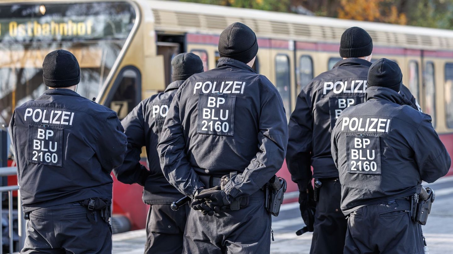 Vor einem Fußballspiel stehen Polizisten an einem Berliner Bahnhof. (Archivbild) Foto: Andreas Gora/dpa