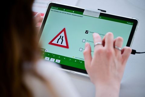 Deutschlandweit haben sich die Betrugsversuche laut Tüv auf hohem Niveau stabilisiert. (Symbolbild) Foto: Sebastian Gollnow/dpa