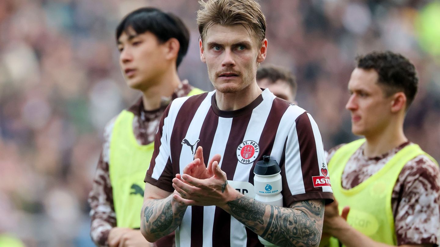 Muss auf sein Länderspiel-Debüt weiter warten: St. Pauli-Spieler Eric Smith (M). (Archivbild) Foto: Frank Molter/dpa