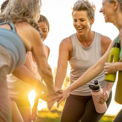 Training: eine Grupe verschieden alter Frauen beim Abklatschen