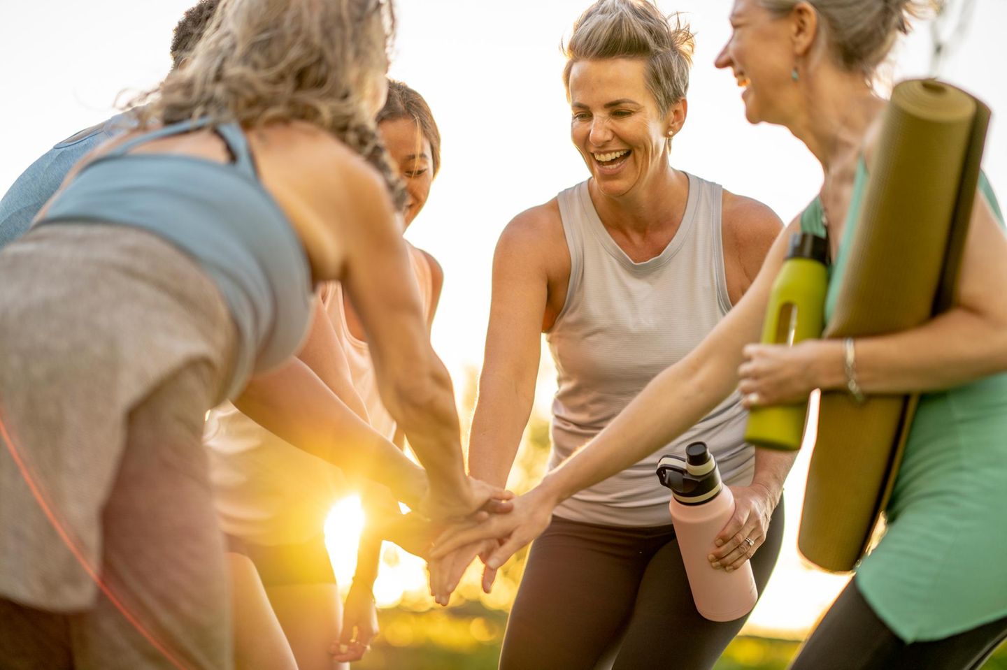 Training: eine Grupe verschieden alter Frauen beim Abklatschen