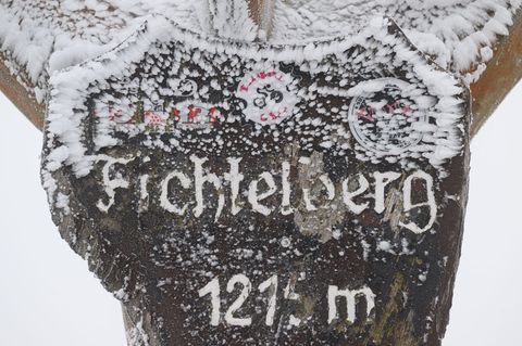 Zum Monatsende kehrt noch einmal der Winter in die Berge zurück. Foto: Hendrik Schmidt/dpa