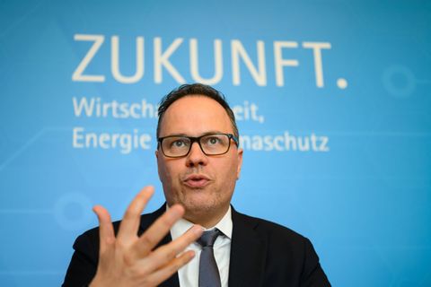 Sachsens Wirtschaftsminister Dirk Panter (SPD) hat ein Zukunftspaket für die Wirtschaft des Freistaates vorgelegt. Foto: Robert