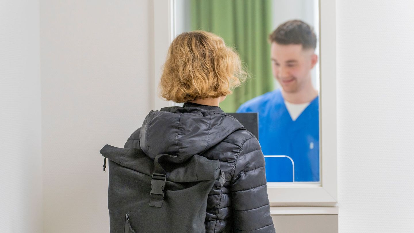 Am Tresen werden die Beschwerden der Patienten und Patientinnen eingeschätzt. Foto: Andreas Arnold/dpa